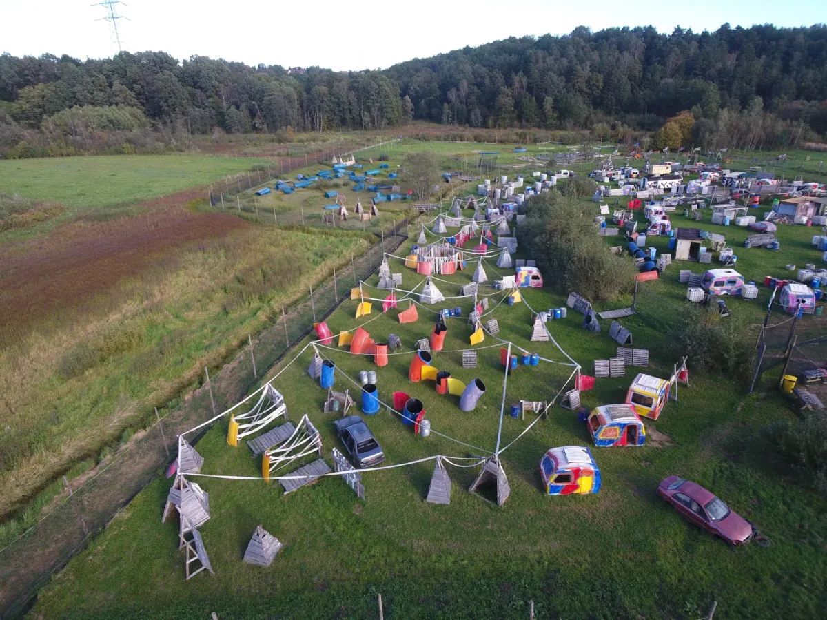 Arena Mocy - Profesjonalne Pole Paintballowe z lotu ptaka